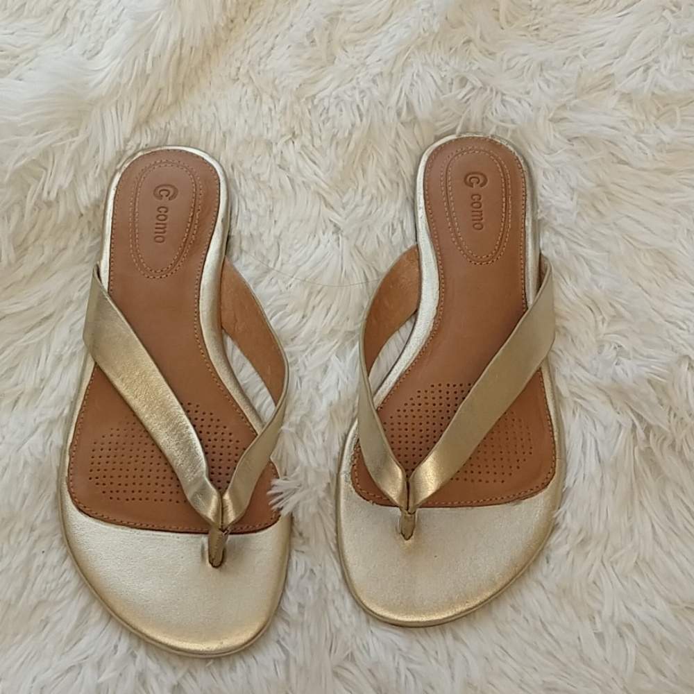 Como gold leather viola flip flops